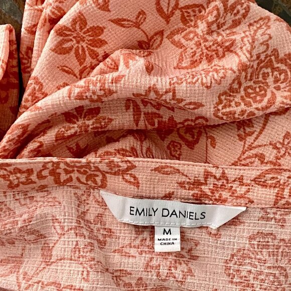 Emily Daniels Floral Design 3/4 Roll Tab Sleeves, Quarter Button, Size Medium - Picture 7 of 9